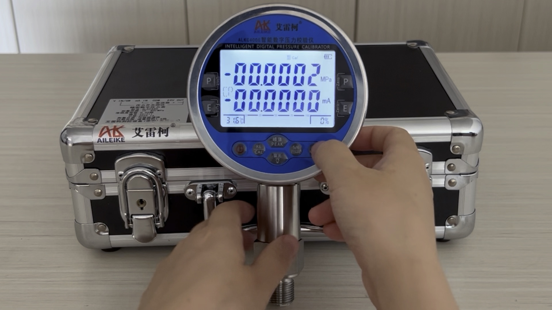 主要技术指标使用条件：电源：外接：AC220V、50HZ 内置：6V镍氢（锂离子）电池 温度：20 ±20℃（超过温度范围