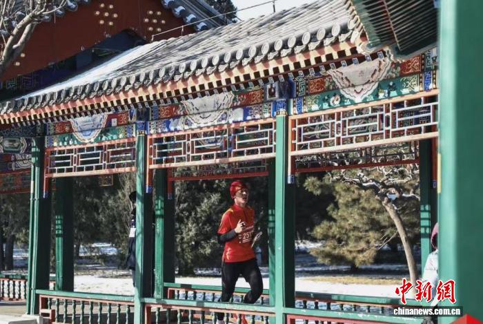 在天坛公园开启的首届北京中轴国际定向公开赛