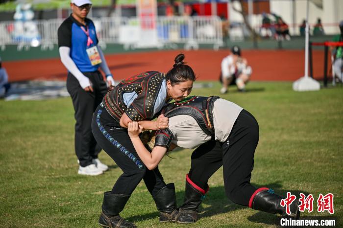 最炫民族风来袭:女子搏克亮眼,射弩全程满环