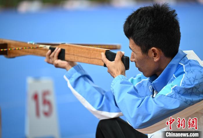 最炫民族风来袭:女子搏克亮眼,射弩全程满环