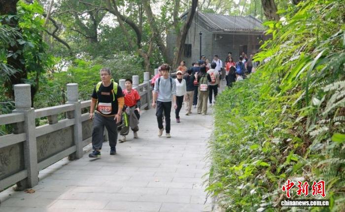 2026全国新年登高健身大会在佛山西樵山拉开帷幕