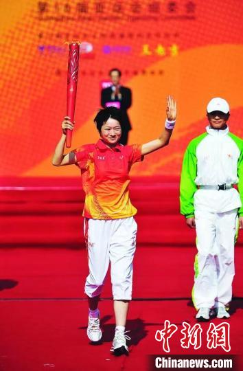 吴静钰二次传递亚运火炬 激励年轻运动员追梦