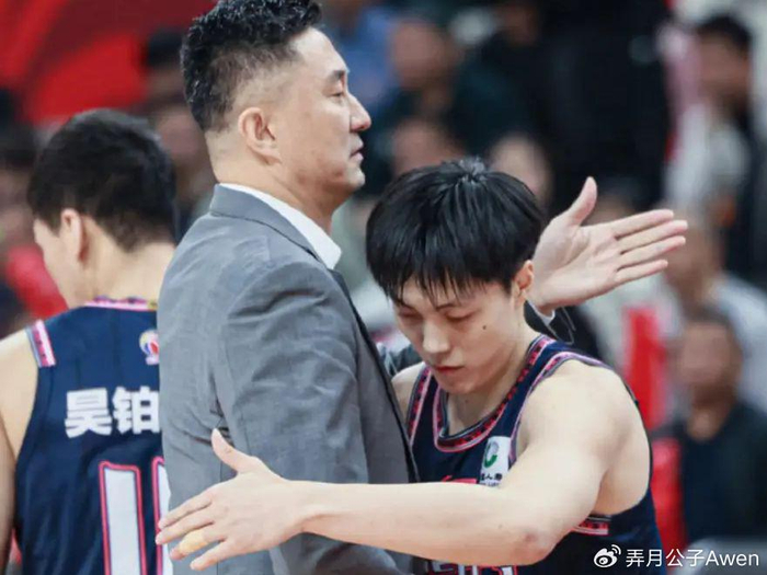 杜锋偏心胡明轩 陈家政被压制引球迷不满